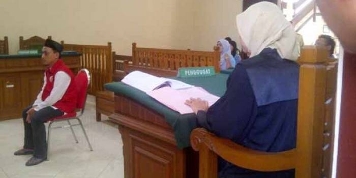 Sugeng Hariadi, terdakwa kasus penggelapan mobil saat menjalani persidangan. foto: soewandito/BANGSAONLINE