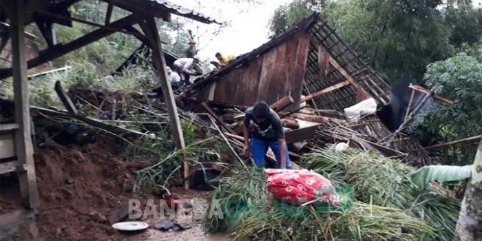 Kandang sapi dan rumah warga yang terdampak longsor. foto: AKINA/ BANGSAONLINE