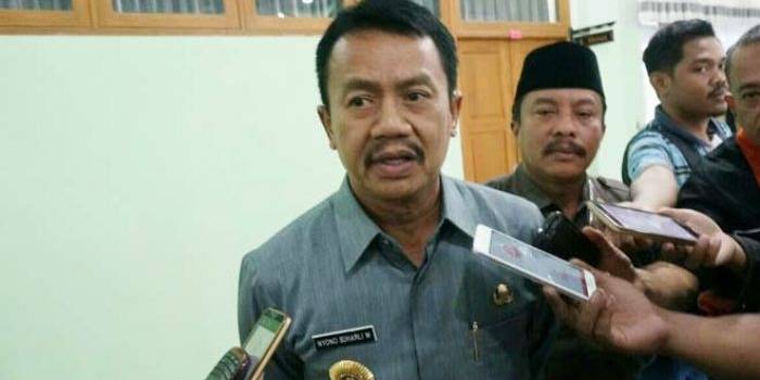 Bupati Jombang Nyono Suharli Wihandoko saat memberikan keterangan di kantor DPRD Jombang, Rabu (20/7). foto:  RONY S/ BANGSAONLINE