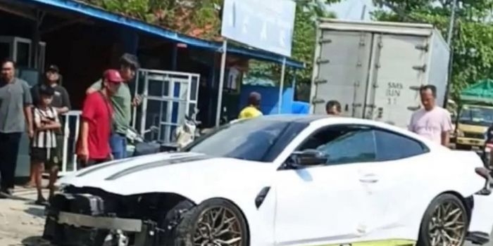 mobil-sport-putih-tabrak-pohon-di-sekaran-lamongan-apa-penyebabnya