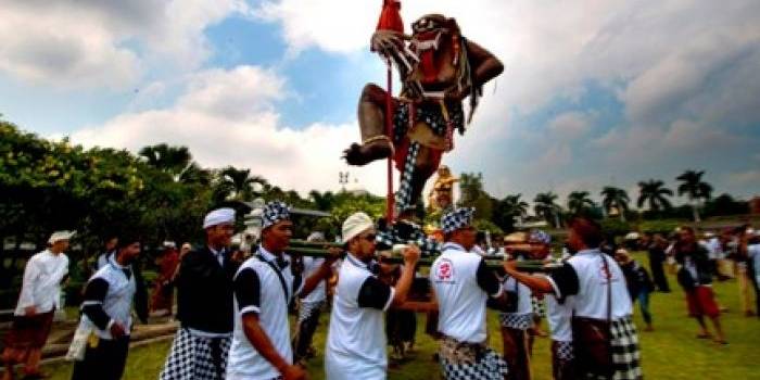Pawai ogoh-ogoh dalam rangka menjelang Hari Raya Nyepi. foto: Humas Pemkot Surabaya