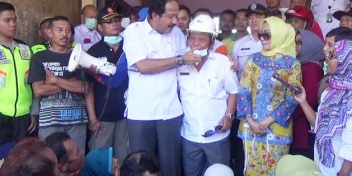 Bupati Ponorogo Ipong Muchlissoni dan Kadis PU dan Penataan Ruang Jamus Kunto, memberikan penjelasan kepada pedagang Pasar Songgolangit.