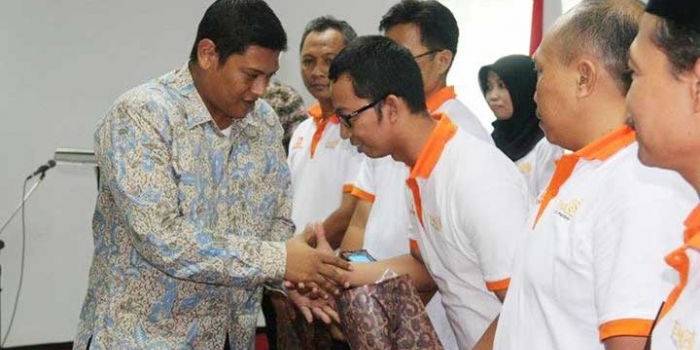 Walikota Kediri memberikan ucapan selamat pada tutor dalam program E-MAS di gedung baru Dinas Pendidikan Kota Kediri. foto: arif kurniawan/ BANGSAONLINE