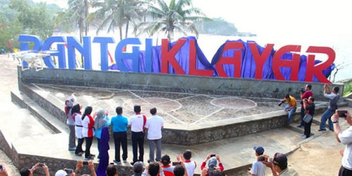 Pantai Klayar Pacitan menjadi salah satu destinasi wisata di Jatim yang cocok dikunjungi. 