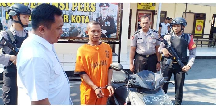 Pelaku saat digelandang petugas.
