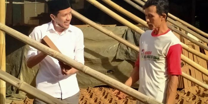 Syah Natanegara saat mengunjungi pelaku usaha genteng di Desa Kamulan Kecamatan Durenan, Kabupaten Trenggalek.