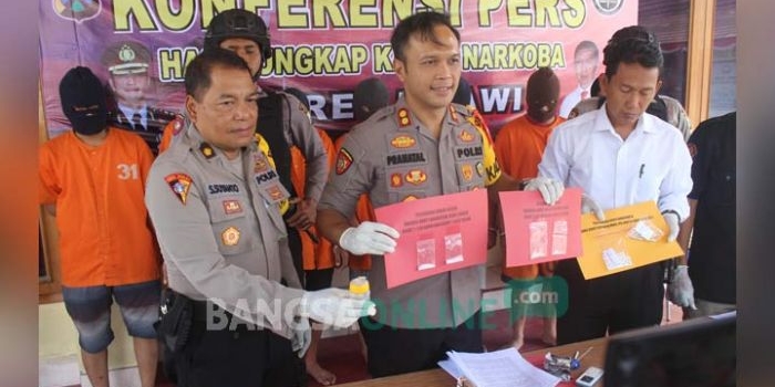 Kapolres Ngawi AKBP MB. Pranatal Hutajulu menunjukkan barang bukti berupa sabu dan pil koplo saat pers rilis. foto: ZAINAL ABIDIN/ BANGSAONLINE
