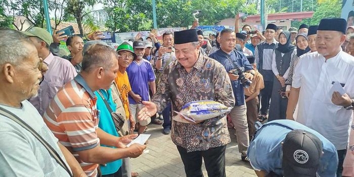 keluarga-bupati-jombang-berbagi-ratusan-tukang-becak-terima-sedekah-ramadan