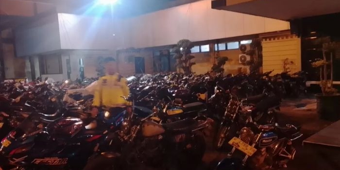 kryd-malam-minggu-polres-lamongan-amankan-85-motor-berknalpot-brong-di-enam-titik-razia