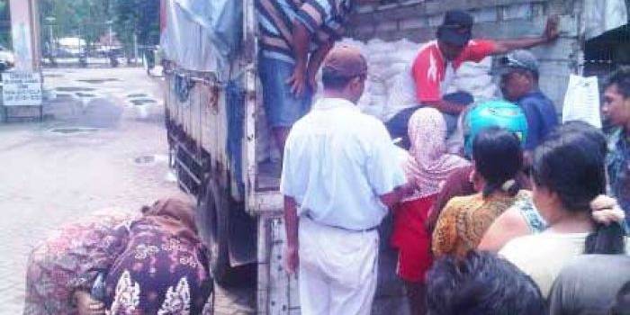 Operasi pasar di Gresik beberapa waktu lalu. 