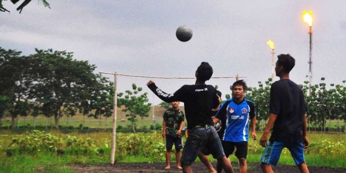 Sejumlah bocah riang bermain sepak bola di dekat lokasi proyek Migas Lapangan Banyu Urip, Blok Cepu, tepatnya di ring 1 Desa Mojodelik, Kecamatan Gayam, Bojonegoro.

Nyaman, tak ada rasa khawatir hidup berdampingan dengan perusahaan. Dua cerobong "oncor" atau flare yang berkobar bisa menjadi penerang saat menjelang petang. foto: EKY NURHADI/ BANGSAONLINE.com