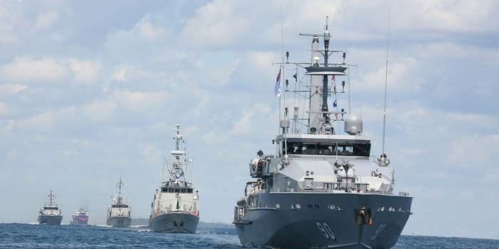 Unsur-unsur KRI yang tergabung dalam Satuan Tugas (Satgas) Latma Cassoex TNI AL dengan Royal Australian Navy (RAN) melaksanakan manuver lapangan (Manlap) membentuk formasi iring-iringan di perairan laut Darwin Australia, Selasa (11/4).