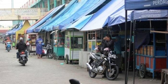 Lapak-lapak PKL di PBK yang tutup karena gulung tikar, kemarin. Foto : khumaidi/BangsaOnline