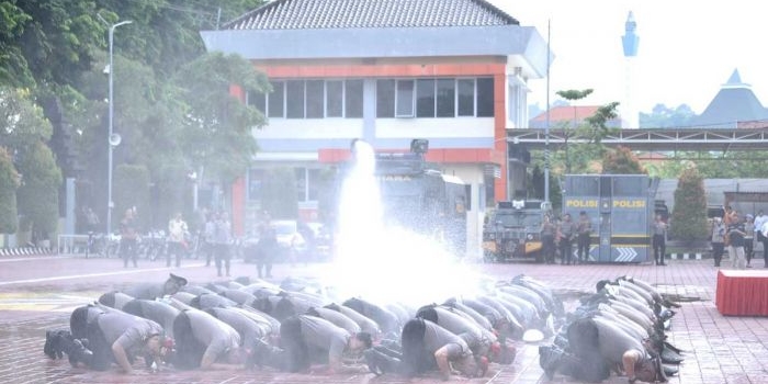 kapolres-gresik-pimpin-upacara-kenaikan-pangkat-96-personel-dan-5-pns