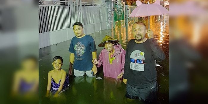 Salah satu warga Kalimati Gg 2, Najib Alfalaq (kanan) sedang jalan-jalan melihat banjir bersama warga lainnya.