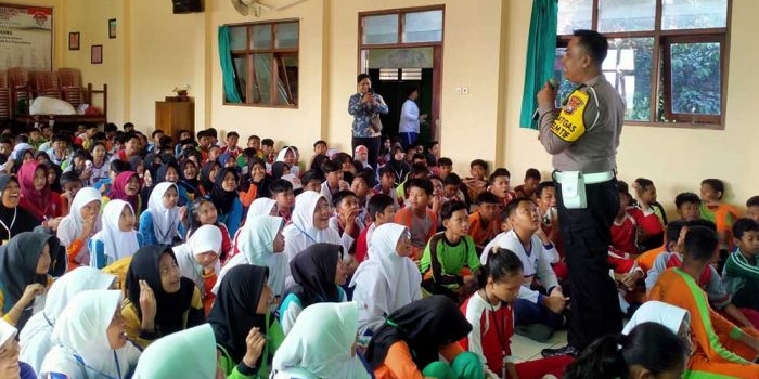 operasi-patuh-semeru-2025-satlantas-polres-ngawi-ajak-pelajar-tertib-berlalu-lintas