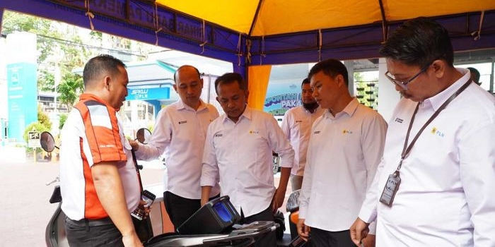 Pengecekan kendaraan listrik di Kantor PLN UP3 Madura, Pamekasan.