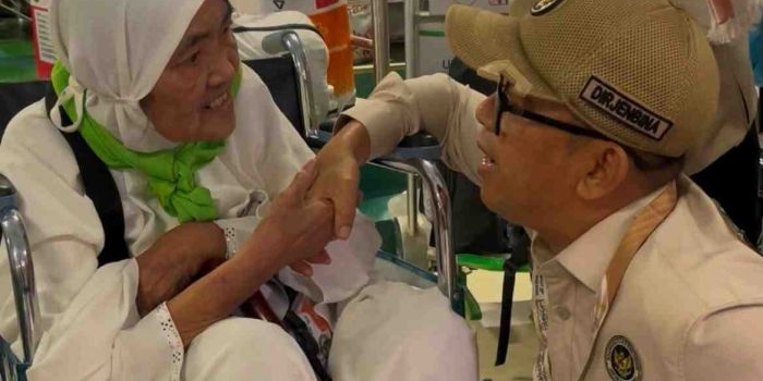Dirjen BPHU) Dr. H. Puji Raharjo saat menyapa jemaah haji kloter LOP 6 yang akan pulang ke Indonesia melalui bandara King Abdul Aziz Jeddah, Ahad (7/6/2026). Foto: M. Sulthon Neagara/bangsaonline