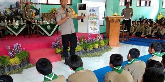 Kapolres Nganjuk AKBP Dewa Nyoman AW saat berinteraksi bersama pelajar pada rangkaian HPN 2019. foto: BAMBANG/ BANGSAONLINE