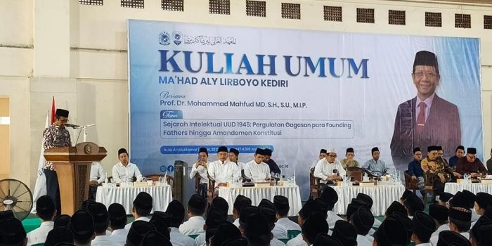 di-hadapan-6-351-mahasantri-lirboyo-mahfud-md-kupas-sejarah-konstitusi-dan-kompromi-prismatik