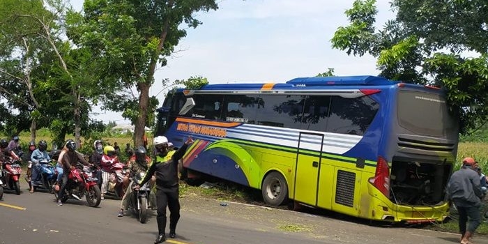 Kondisi bus usai tabrak sang jukir. 