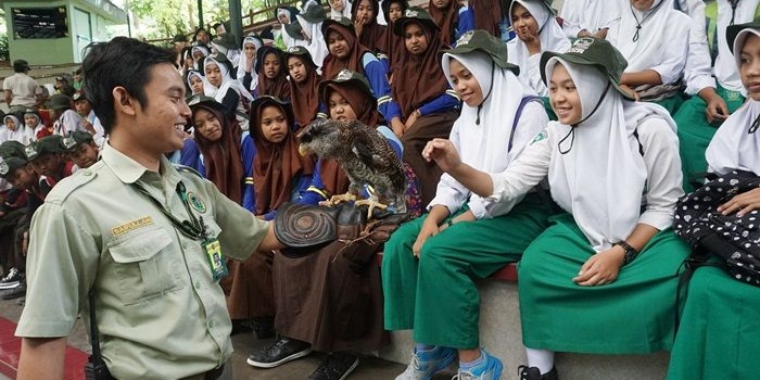 Petugas Taman Safari Prigen sedang beraksi menghibur para pengunjung.