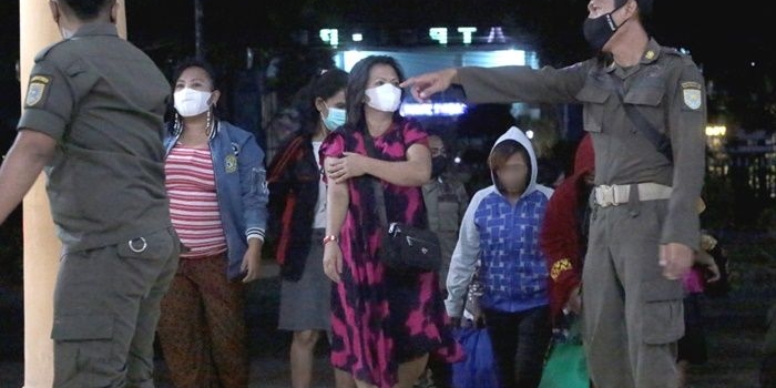 Para PSK dan pemuda peminum miras saat digeladang ke Mako Satpol PP Kota Probolinggo.