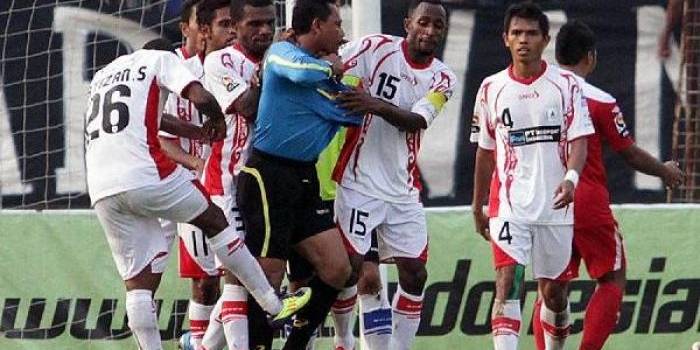 Salah seorang wasit yang dikeroyok di salah satu pertandingan ISL. foto: sportiplus.com