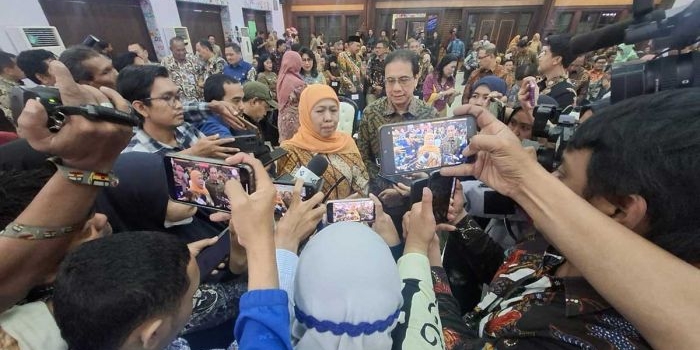 Gubernur Khofifah saat memberi keterangan ke awak media terkait OTT KPK Wali Kota Madiun, Maidi.
