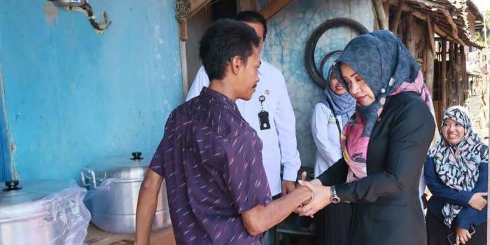 bupati-mojokerto-serahkan-bantuan-modal-untuk-disabilitas-secara-langsung