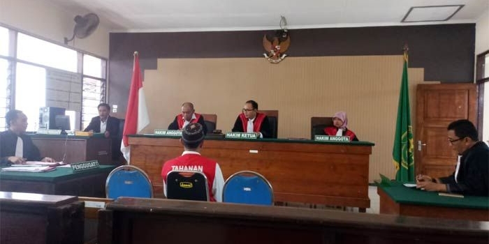 Suasana sidang dengan terdakwa kurir sabu 2 Kg di PN Tuban.