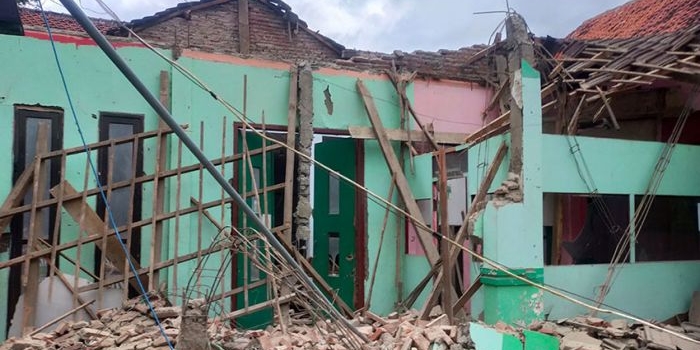Kondisi atap bangunan Aula Kantor Kelurahan Jrebeng Lor, Kota Probolinggo, yang runtuh.
