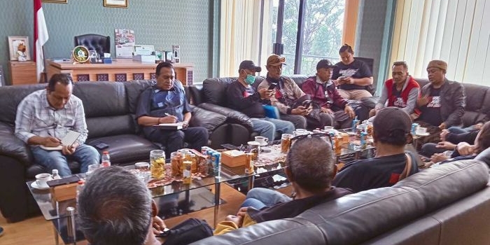 dprd-kota-batu-didemo-soal-gate-parkir-pasar-among-tani