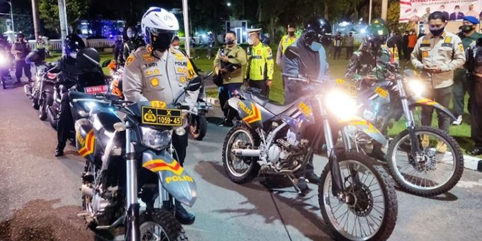 Kapolres Kediri Kota AKBP Wahyudi bersama Wali Kota Kediri Abdullah Abu Bakar serta jajaran forkopimda saat akan melaksanakan patroli. (foto: ist)