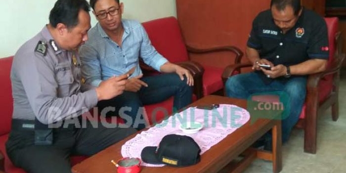 Reza (tengah) saat mendatangi Polsek Kediri Kota untuk melaporkan istrinya yang diduga selingkuh dengan ajudan Wali Kota. foto: ARIF KURNIAWAN/ BANGSAONLINE