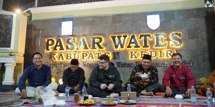 bupati-kediri-nikmati-kuliner-malam-di-pasar-wates