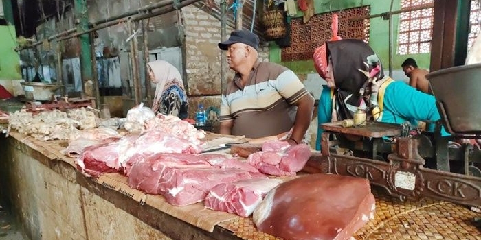 Para pedagang daging sapi di Pasar Anom Sumenep sedang menunggu datangnya pembeli.