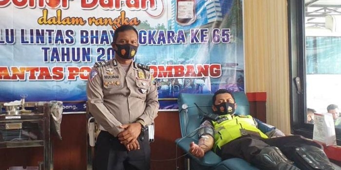 Kanit Patroli Satlantas Polres Jombang, Iptu Mulyani saat memantau kegiatan donor darah dalam rangka memperingati HUT Lalu Lintas Bhayangkara ke-65.