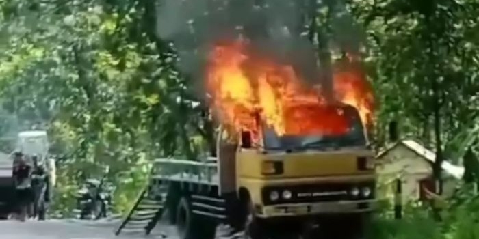 truk-muat-combine-terbakar-di-raya-lamongan-babat-kerugian-ditaksir-rp-40-juta