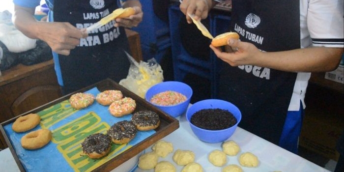 WBP Lapas Kelas IIB Tuban sedang membuat kue donat.