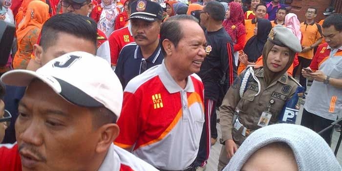 Wali Kota Masud Yunus saat memberangkatkan peserta jalan sehat di depan kantor Pemkot Mojokerto. foto: YUDI EP/ BANGSAONLINE