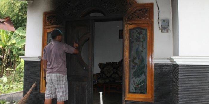Kondisi rumah bagian depan milik Subandi yang dibakar oleh orang tak dikenal, kemarin. Foto : nanang ichwan/BangsaOnline.com