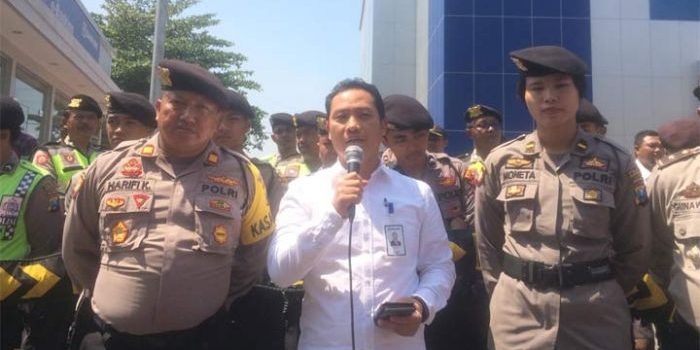 Kepala Cabang BRI Bangkalan Sudono memberikan penjelasan kepada para pengunjuk rasa. foto: SUBAIDAH/ BANGSAONLINE