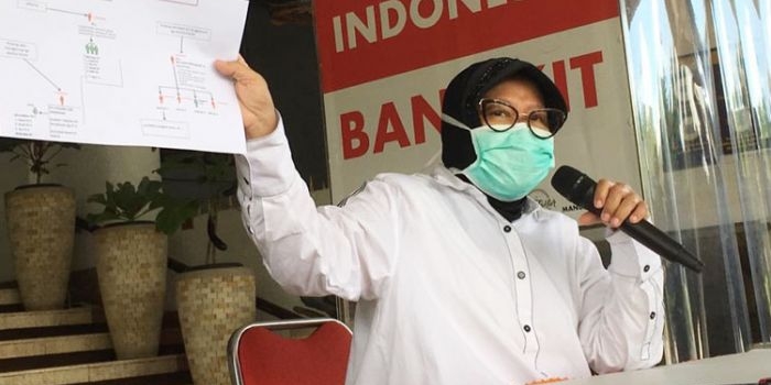 Wali Kota Risma saat menggelar konferensi pers di Balai Kota Surabaya, Senin (20/04).