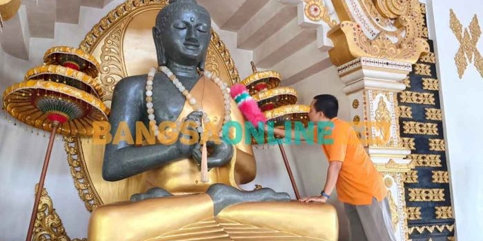 sambut-waisak-umat-buddha-di-kediri-gelar-baksos-dan-bersihkan-patung