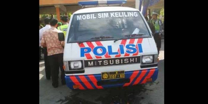 Mobil SIM keliling yang dipamerkan dalam apel siaga ketupat 2015. (foto: haris/BANGSAONLINE)