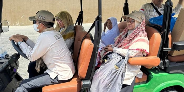 Kemenhaj melalui Satgas Operasional Armuzna mengerahkan 19 unit mobil golf di kawasan Mina untuk membantu jemaah yang kelelahan.