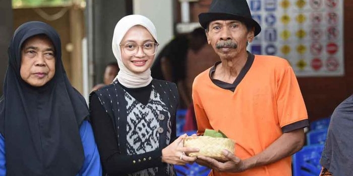 ramah-lingkungan-wali-kota-kediri-distribusikan-daging-kurban-dengan-besek-dan-daun-jati