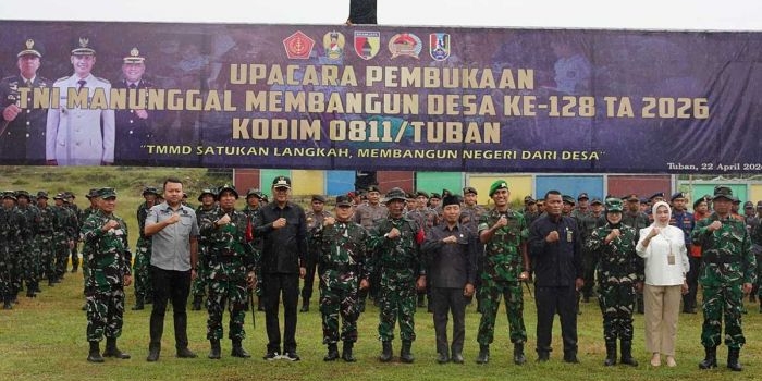 Foto bersama usai upacara pembukaan TMMD ke-128 di Tuban.
