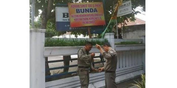 Satpol PP Banyuwangi ketika menyegel RS Bersalin 